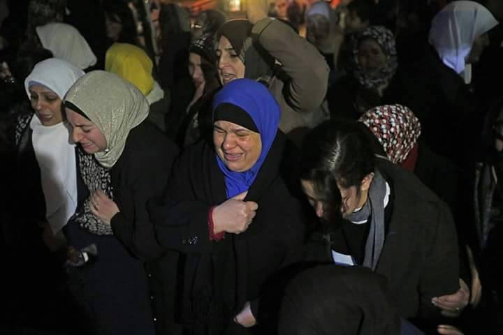 بالصور : على صوت الاذان واجراس الكنائس .. نابلس تشييع جثمان الشهيدة "مرام حسونة"
