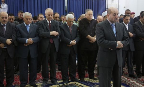 عباس يؤدي صلاة العيد في مسجد التشريفات ب رام الله