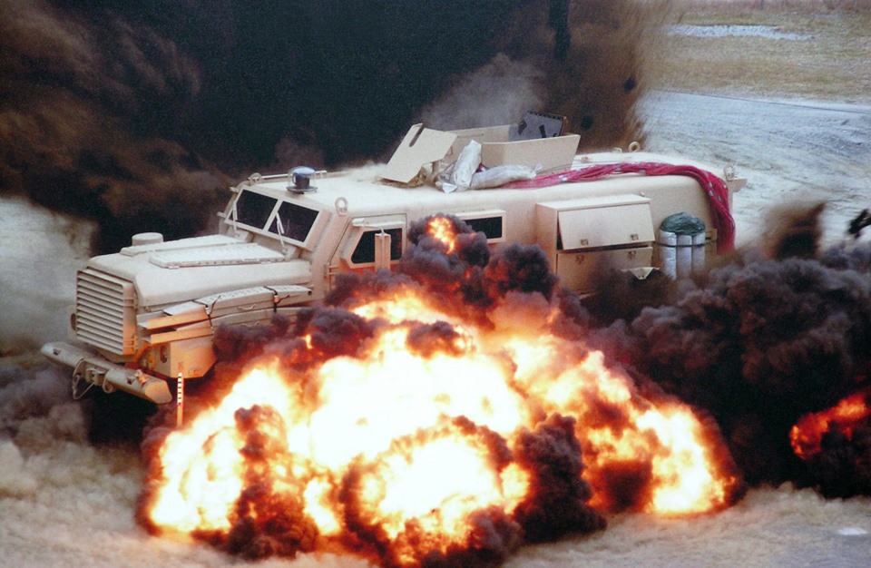 مقتل جنديين مصريين بتفجير مدرعة جنوب العريش