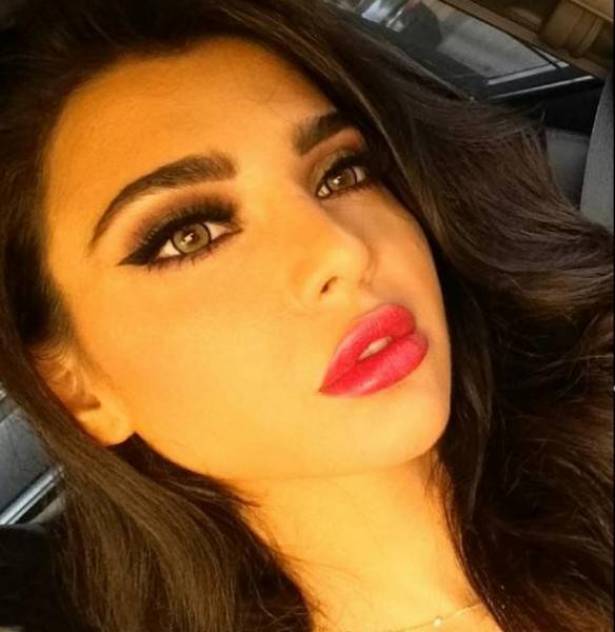 بالصور: بين قمر وحفيد جمال عبد الناصر.. صورٌ عارية واتهامات؟!