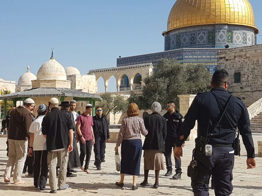 بالصور: 131 مستوطناً يقتحمون باحات المسجد الأقصى