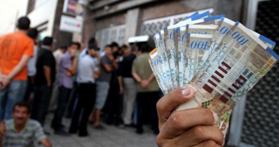 البدء بصرف دفعة مالية لموظفي غزة في البنوك