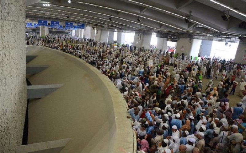 الحجاج يبدأون أيام التشريق الثلاثة برمي الجمرات