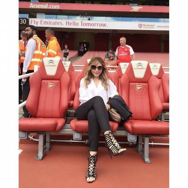 بالصور : يارا مع نجم فريق أرسنال!