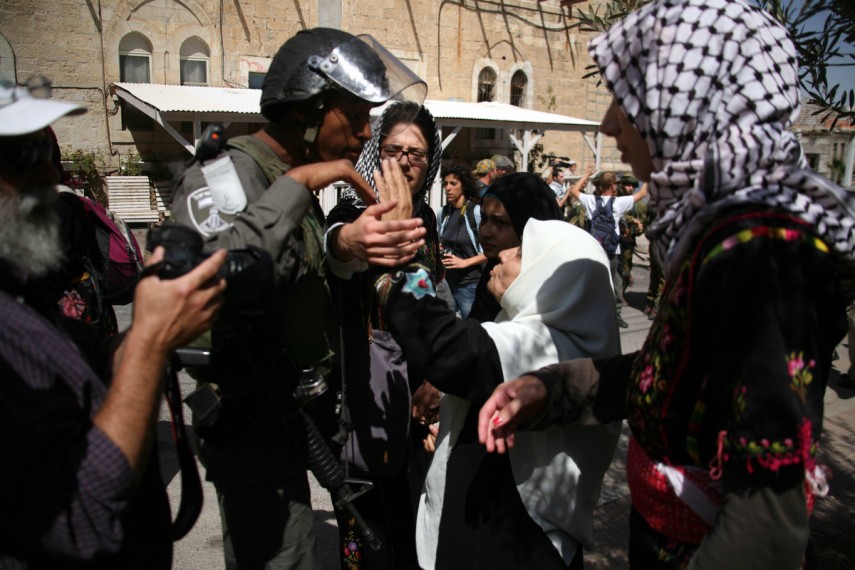 الاحتلال يعتقل مقدسيتين لحظة خروجهما من المسجد الأقصى