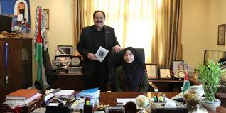 الطفلة المبدعة سارة حمامرة على مقعد الوزير صيدم