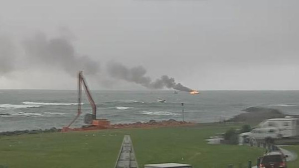 احتراق مركب في نيوزيلندا وركابه ينجون من الموت