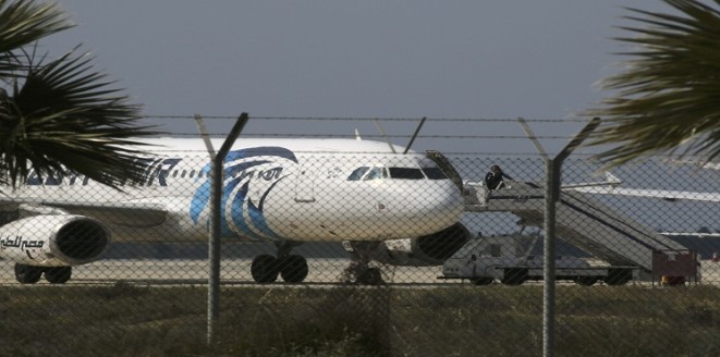 احدى مضيفات الطائرة المصرية المختطفة تروي تفاصيل الحادثة