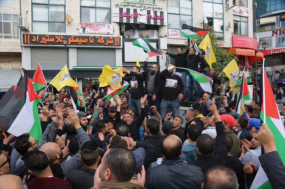 أهالي نابلس ينظمون مسيرة تضامنية مع الأسرى