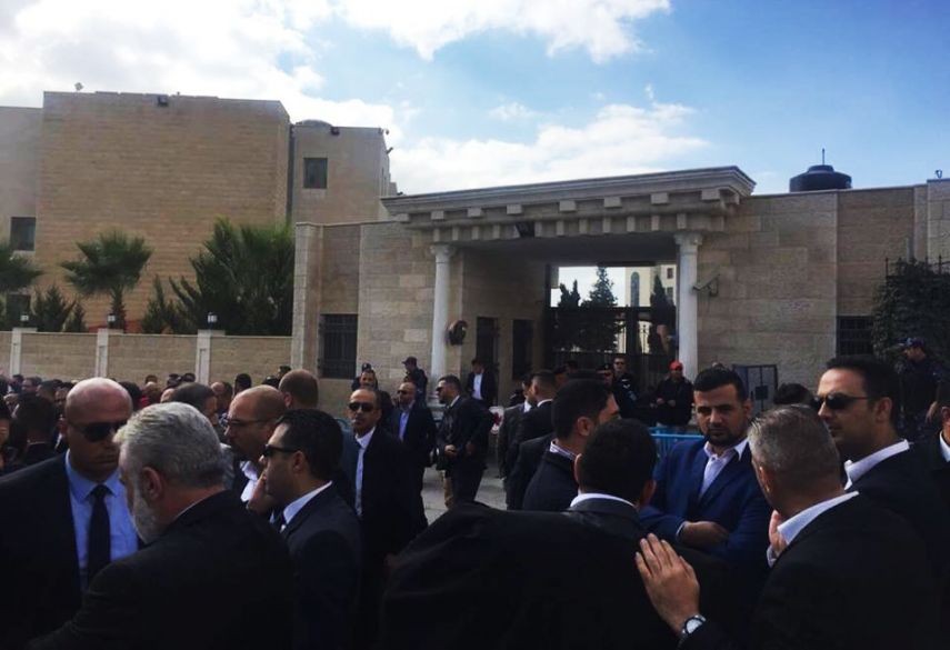 المطالبة باستقالة الحمد الله خلال وقفة احتجاجية لمحامي الضفة