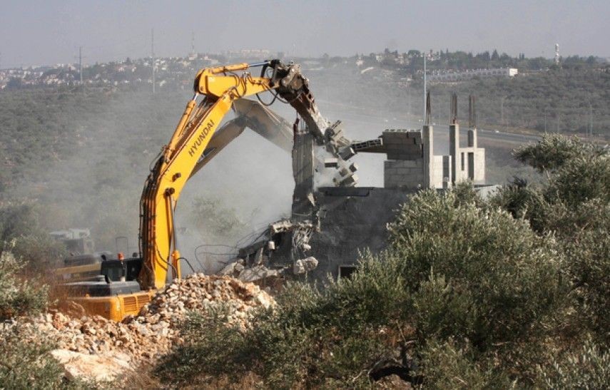 جرافات الاحتلال تهدم منزلاً قيد الإنشاء جنوب القدس