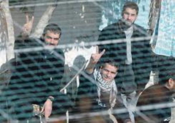 الأسرى يرفضون قرار الصليب الأحمر بتخفيض عدد الزيارات