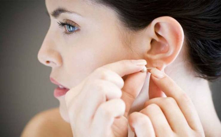 ما هو سبب رائحة أقراط الأذن الكريهة؟