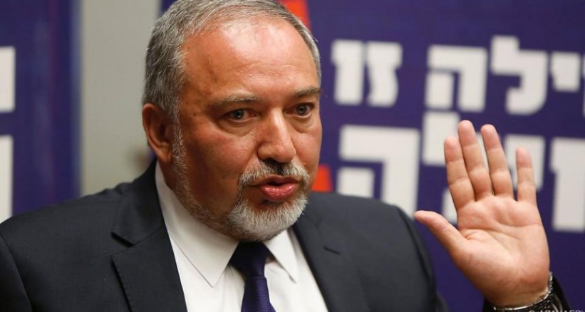 رئيس مستوطنة يطالب ليبرمان بضرب سكان الضفة بيدِ من حديد