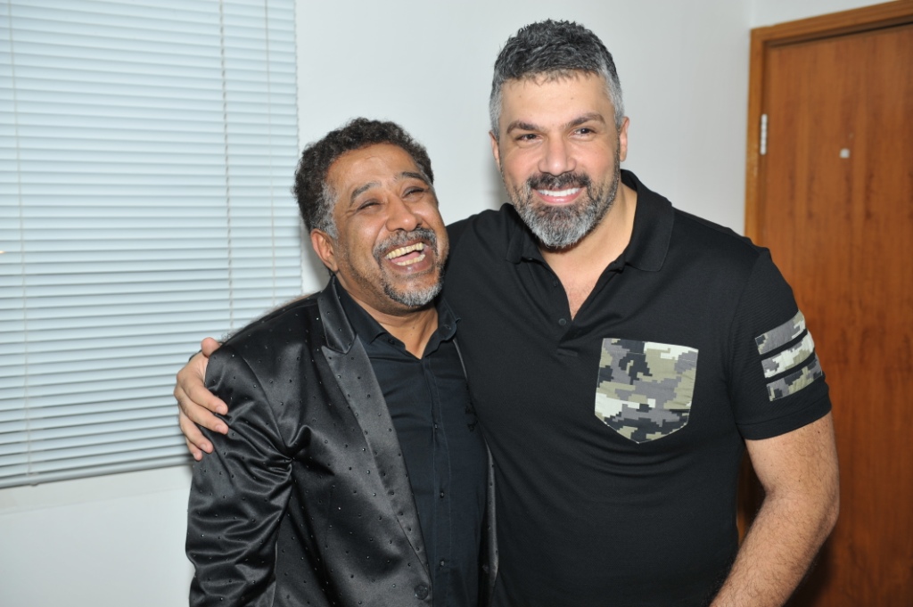 صورة :  فارس كرم يتألق في حفل أبو ظبي ويلتقي بالشاب خالد