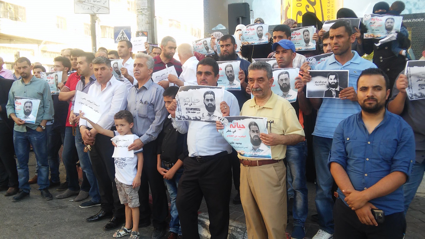 وقفة تضامنية مع الأسرى المضربين عن الطعام في الخليل