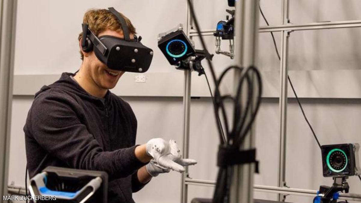 قفازات ذكية من فيسبوك للعالم الافتراضي