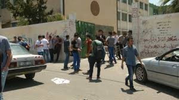 طلاب مدرسة النخبة يدرسون في ساحة بلدية الاحتلال احتجاجاً على إغلاقها