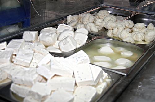 إتلاف طن جبن فاسد بغزة