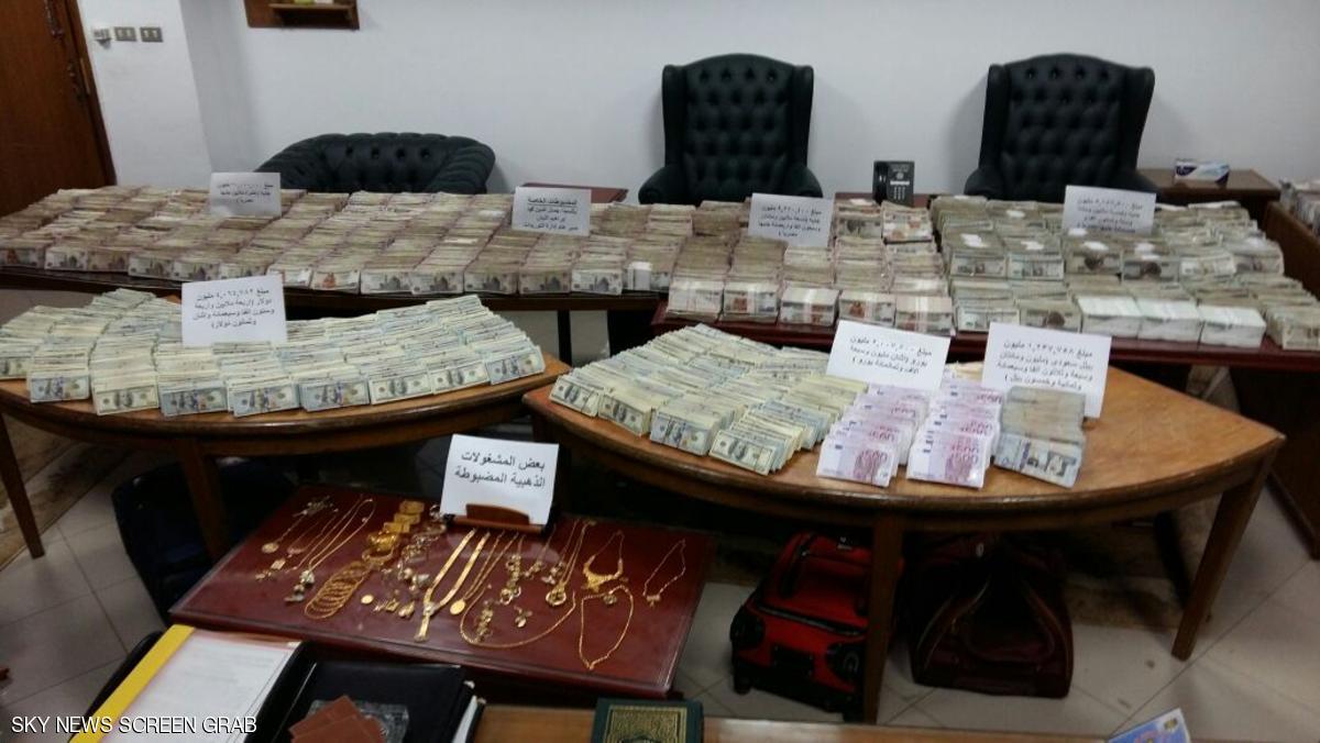 مصر.. "كنز" في منزل متهم بالرشوة