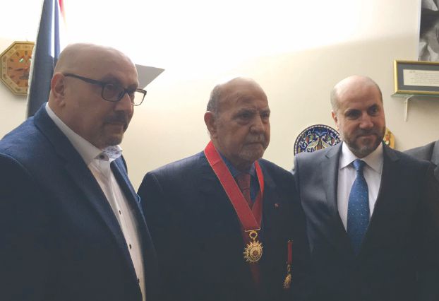 الرئيس عباس يمنح وسام الاستحقاق لأحد مؤسسي الثورة الفلسطينية