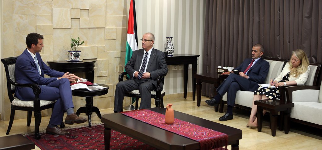 الحمدالله يلتقي ممثل  الدنمارك لدى فلسطين