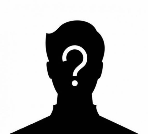 بالفيديو : خطأ فادح يجبر فنان شهير على تقبيل قدم زوجته!