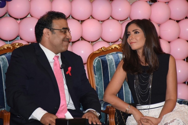 بالصور : منى زكي تكرم  لمشاركتها بالتوعية بمرض سرطان الثدي