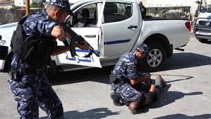 الشرطة تقبض على 3 أشخاص قاموا بدهس عنصر أمن بالخليل