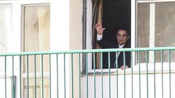 مبارك ملوحاً بيديه محتفلاً مع أنصاره بذكرى تحرير سيناء