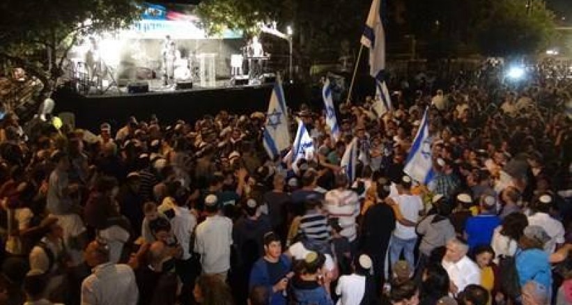 آلاف المستوطنين امام منزل نتانياهو: نريد الأمن