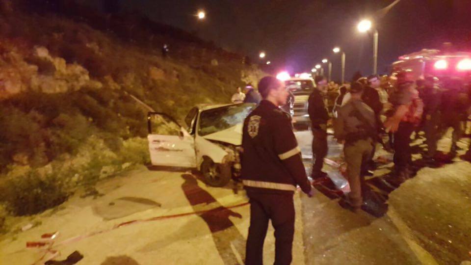 الإعلام العبري يزعم أن سائق فلسطيني صدم سيارة مستوطن وهدده بسكين