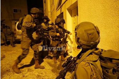 بالصور: اعتقال 10 مواطنين ومداهمة منزل منفذ عملية "بيت إيل"