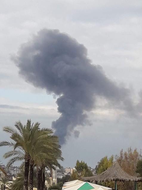 بالصور: اندلاع حريق في مصنع شمال غزة وإصابة أحد طواقم الإطفاء