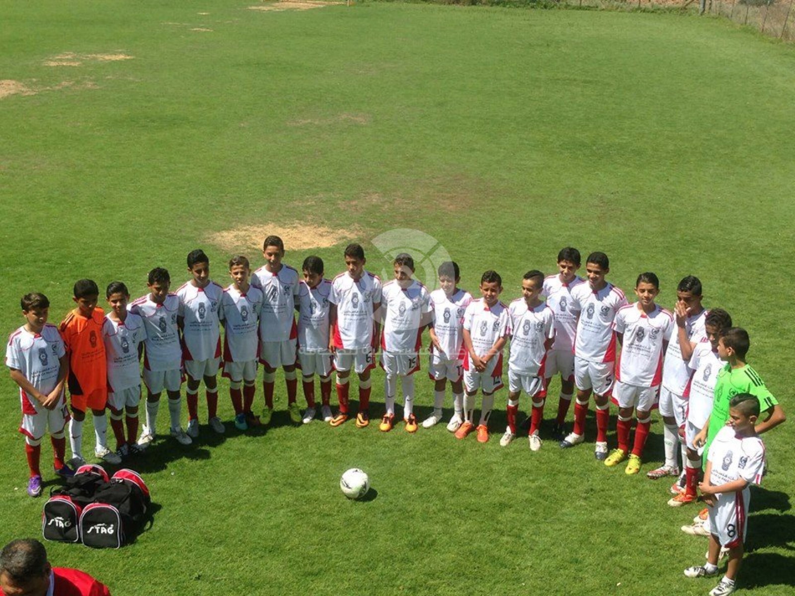 بالصور: فريق كروي من الفتية يغادر غزة ليُمثل فلسطين في عدة محافل دولية