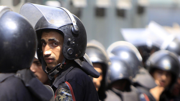 مصر : 29 مصاباً في اشتباكات بين الأمن وجمهور الأهلي