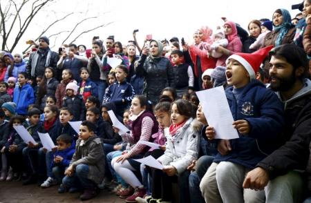 صحيفة : سياسة الباب المفتوح التي تنتهجها"ميركل"  تجاة اللاجئين تكلفها 17 مليار يورو في 2016