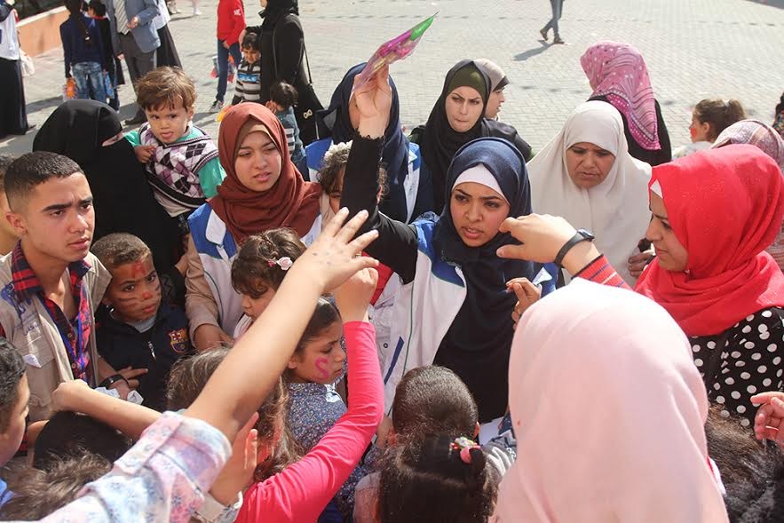 بالصور: طلبة الكلية الجامعية يشاركون في إحياء فعاليات كرنفال يوم اليتيم 