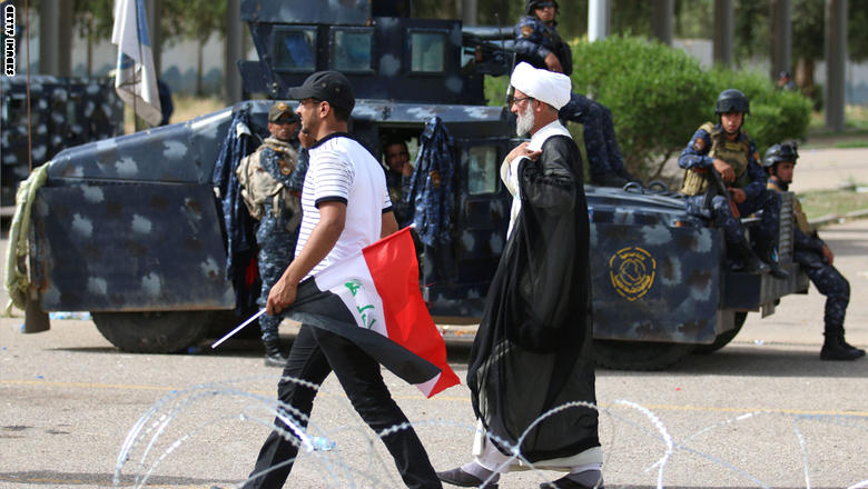 العراق: المتظاهرون يغادرون المنطقة الخضراء احتراماً  لزيارة الإمام موسى بن جعفر