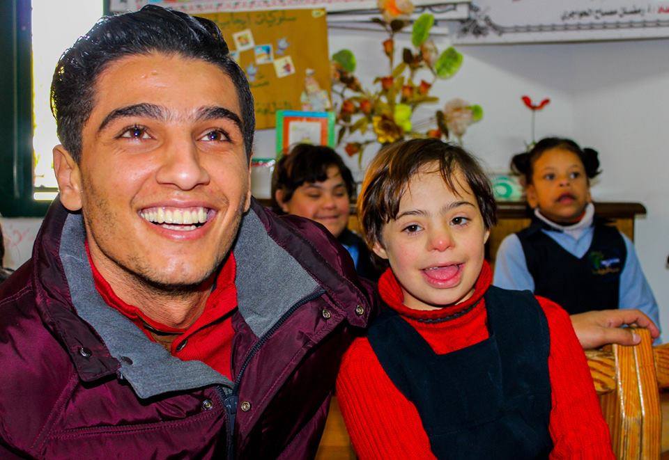 بالصور ..عساف يرسم البسمة على وجوه مصابي متلازمة داون والتوحد في قطاع غزة