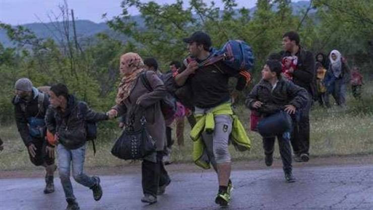 مهاجرون يتمكنون من عبور الحدود اليونانية المقدونية