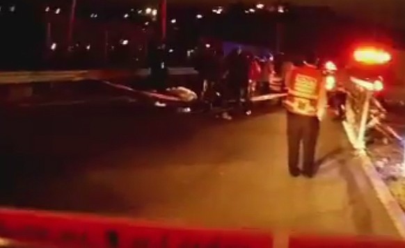 بالفيديو: شرطة الاحتلال تقوم بضرب شاب فلسطيني طعن يهودياً حتى استشهاده