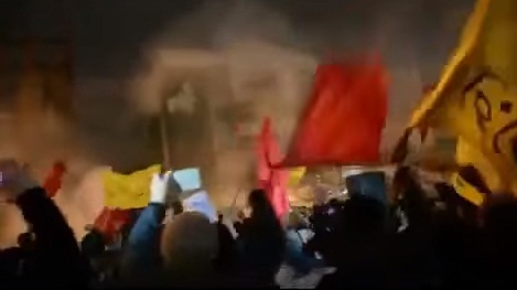 بالفيديو: اقتحام محتجين  لمبنى السفارة السعودية في طهران