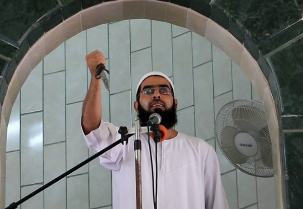 أحد خطباء المساجد في غزة يشهر السكين وسط الخطبة