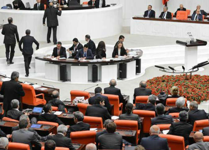 تركيا تصادق على 10 مواد من مسودة الدستور الجديد