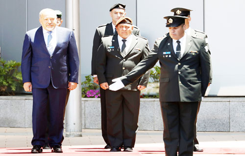 ليبرمان في المنصب الرسمي: متوازن، ملجوم، ومسؤول !