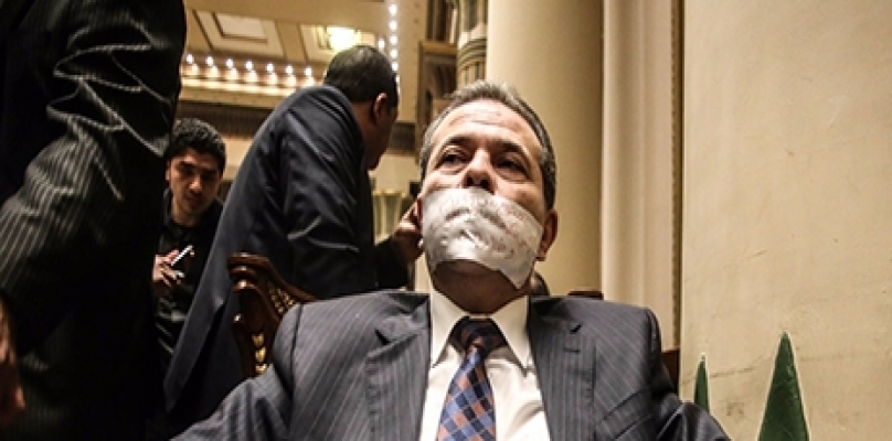 بالصور : البرلمان المصري.. استقالة عضو وشريط لاصق على فم عكاشة "ممنوع من الكلام بأمر الحكومة"