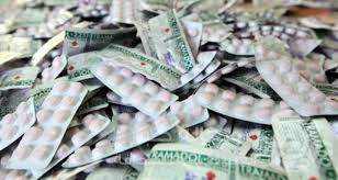 صورة.. هيئة الأمن والحدود برفح تضبط "888" شريط أترمادول بحوزة اثنين من المهربين