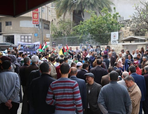 طولكرم: وقفة تضامنية مع الأسرى أمام الصليب الأحمر