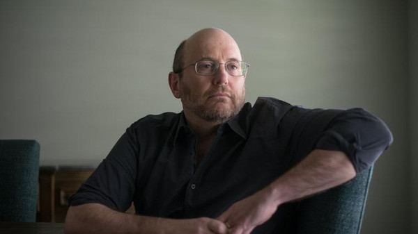 أغرب قضية.. رسالة "تويتر" أصابت صحافيا بشلل مؤقت